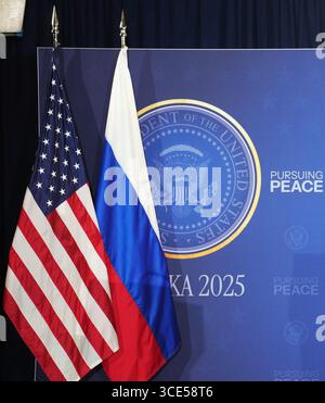 Anchorage, USA. August 2025. Das Foto vom 15. August 2025 zeigt einen Pressesaal vor einem Treffen zwischen dem russischen Präsidenten Wladimir Putin und dem US-Präsidenten Donald Trump auf der Joint Base Elmendorf-Richardson in Anchorage, Alaska, USA. Quelle: Wu Xiaoling/Xinhua/Alamy Live News Stockfoto