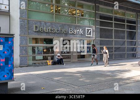 Berlin, Deutschland. August 2025. Am Kurfürstendamm in Berlin ist am Freitag, den 15. August 2025, eine Niederlassung der Deutschen Bank zu sehen. Die Straße verbindet Finanzdienstleistungen, luxuriöse Einkaufsmöglichkeiten und Restaurants im Stadtteil Charlottenburg. (Foto: Michael Kuenne/PRESSCOV/SIPA USA) Credit: SIPA USA/Alamy Live News Stockfoto