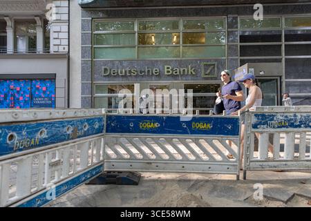 Berlin, Berlin, Deutschland. August 2025. Am Freitag, den 15. August 2025, ist eine Niederlassung der Deutschen Bank entlang der KurfÃ¼rstendamm in Berlin zu sehen. Die Straße verbindet Finanzdienstleistungen, luxuriöse Einkaufsmöglichkeiten und Restaurants im Stadtteil Charlottenburg. (Kreditbild: © Michael Kuenne/PRESSCOV via ZUMA Press Wire) NUR REDAKTIONELLE VERWENDUNG! Nicht für kommerzielle ZWECKE! Stockfoto