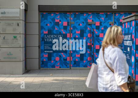 Berlin, Berlin, Deutschland. August 2025. Ein leeres Ladenlokal auf der KurfÃ¼rstendamm in Berlin ist mit Schildern zur Suche nach neuen Mietern am Freitag, den 15. August 2025, versehen. Der Umsatz im Einzelhandel bleibt auch an der bekanntesten Einkaufsstraße der Stadt sichtbar. (Kreditbild: © Michael Kuenne/PRESSCOV via ZUMA Press Wire) NUR REDAKTIONELLE VERWENDUNG! Nicht für kommerzielle ZWECKE! Stockfoto