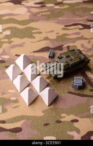 Panzerabsperrung oder Drachenzähne aus Beton und Eisen als Befestigung. Drachenzähne als Schutz vor feindlichen Panzern Stockfoto