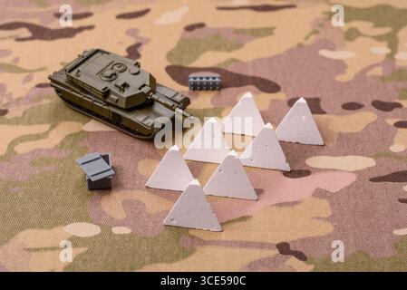Panzerabsperrung oder Drachenzähne aus Beton und Eisen als Befestigung. Drachenzähne als Schutz vor feindlichen Panzern Stockfoto