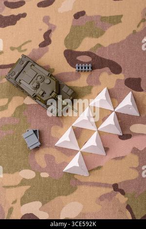 Panzerabsperrung oder Drachenzähne aus Beton und Eisen als Befestigung. Drachenzähne als Schutz vor feindlichen Panzern Stockfoto