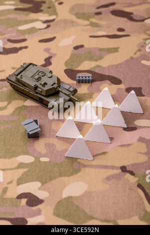 Panzerabsperrung oder Drachenzähne aus Beton und Eisen als Befestigung. Drachenzähne als Schutz vor feindlichen Panzern Stockfoto