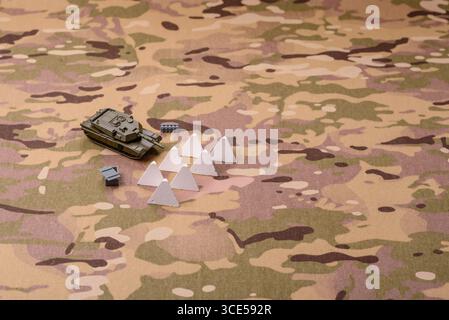 Panzerabsperrung oder Drachenzähne aus Beton und Eisen als Befestigung. Drachenzähne als Schutz vor feindlichen Panzern Stockfoto