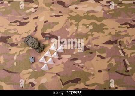 Panzerabsperrung oder Drachenzähne aus Beton und Eisen als Befestigung. Drachenzähne als Schutz vor feindlichen Panzern Stockfoto