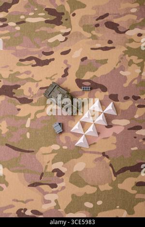 Panzerabsperrung oder Drachenzähne aus Beton und Eisen als Befestigung. Drachenzähne als Schutz vor feindlichen Panzern Stockfoto