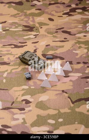 Panzerabsperrung oder Drachenzähne aus Beton und Eisen als Befestigung. Drachenzähne als Schutz vor feindlichen Panzern Stockfoto