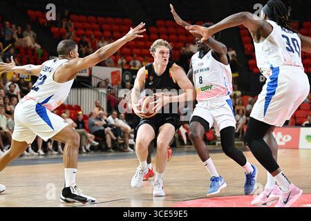 Charleroi, Belgien. August 2025. Die belgischen Joppe Mennes kämpfen um den Ball während eines Basketballspiels zwischen der belgischen Nationalmannschaft Belgische Lions und Großbritannien am Freitag, den 15. August 2025 in Oostende, in einem Freundschaftsturnier. BELGA PHOTO MAARTEN STRAETEMANS Credit: Belga News Agency/Alamy Live News Stockfoto