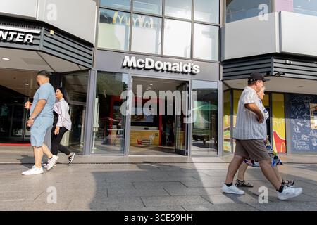 Berlin, Deutschland. August 2025. Ein McDonald's Restaurant ist am Kurfürstendamm in Berlin abgebildet, Freitag, 15. August 2025. (Foto: Michael Kuenne/PRESSCOV/SIPA USA) Credit: SIPA USA/Alamy Live News Stockfoto