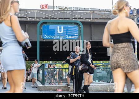 Berlin, Berlin, Deutschland. August 2025. Pendler und Touristen stehen am Freitag, den 15. August 2025 vor einem Berliner U-Bahnhof. (Kreditbild: © Michael Kuenne/PRESSCOV via ZUMA Press Wire) NUR REDAKTIONELLE VERWENDUNG! Nicht für kommerzielle ZWECKE! Stockfoto