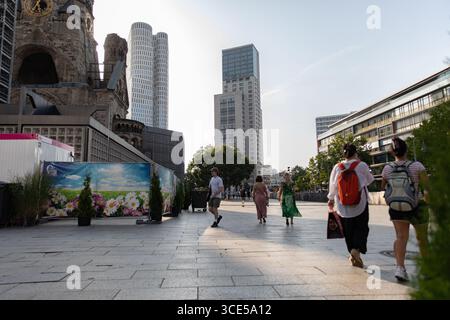 Berlin, Berlin, Deutschland. August 2025. Menschen am Breitscheidplatz in Berlin, 15. August 2025. (Kreditbild: © Michael Kuenne/PRESSCOV via ZUMA Press Wire) NUR REDAKTIONELLE VERWENDUNG! Nicht für kommerzielle ZWECKE! Stockfoto