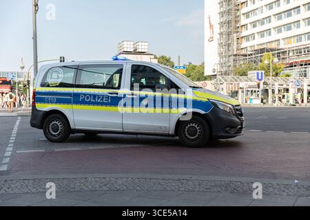 Berlin, Berlin, Deutschland. August 2025. Ein Berliner Polizeifahrzeug im Bezirk Charlottenburg, Freitag, 15. August 2025. (Kreditbild: © Michael Kuenne/PRESSCOV via ZUMA Press Wire) NUR REDAKTIONELLE VERWENDUNG! Nicht für kommerzielle ZWECKE! Stockfoto