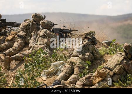 Novo Selo Trainingsgebiet, Bulgarien. August 2025. Soldaten der US-Armee, die der Charlie Kompanie, 2. Bataillon, 502. Infanterieregiment, 2. Mobile Brigade Combat Team, 101. Luftlandedivision (Air Assault) zugewiesen sind, greifen Ziele während einer Feuerübung im Novo Selo Trainingsgebiet in Bulgarien an. 7, 2025. Das Training demonstriert die Kampfbereitschaft und die Todesfähigkeit der Einheit als kampfglaubwürdige Kraft durch die Integration von Manöver, direktem Feuer und Befehl und Kontrolle. (Credit Image: © US Army/ZUMA Press Wire) NUR REDAKTIONELLE VERWENDUNG! Nicht für kommerzielle ZWECKE! Stockfoto