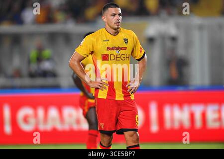 Lecce, Italien. August 2025. Nikola Krstović (9 US Lecce), der während des 32. Italienischen Fußballspiels im Roten Pfeil-Cup zwischen US Lecce und SS Juve Stabia im Via del Mare Stadion in Lecce, Italien, am Freitag, den 15. August 2025 im Einsatz war. (Bild: © Giovanni Evangelista/LaPresse) Bild: LaPresse/Alamy Live News Stockfoto