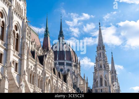 Die Hauptkuppel und die markanten neogotischen Türme des ungarischen Parlaments, des Parlaments Stockfoto