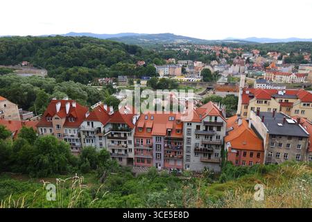 Farbenfrohe Wohnhäuser in Kłodzko, Polen, von oben gesehen mit Wald und Fluss im Hintergrund Stockfoto