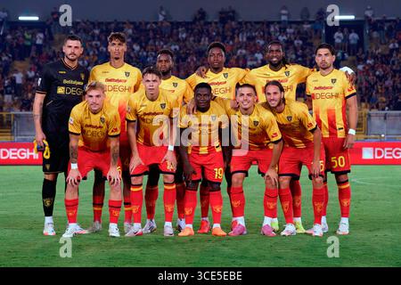 Lecce, Italien. August 2025. US-Lecce-Team-Line-up während US-Lecce gegen SS Juve Stabia, italienisches Fußball-Coppa Italia-Spiel in Lecce, Italien, 15. August 2025 Credit: Independent Photo Agency/Alamy Live News Stockfoto