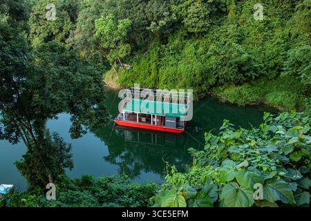Traditioneller Bootstransport an der Küste von Kaptai Stockfoto