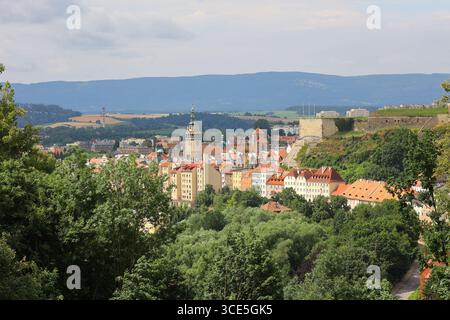 Historisches Stadtbild von Kłodzko mit Rathausturm und Festung umgeben von grünen Hügeln Stockfoto
