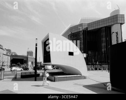 Old Street Kreisverkehr, London EC1, UK, mit Blick nach Osten in Richtung Shoreditch, in Schwarzweiß Stockfoto