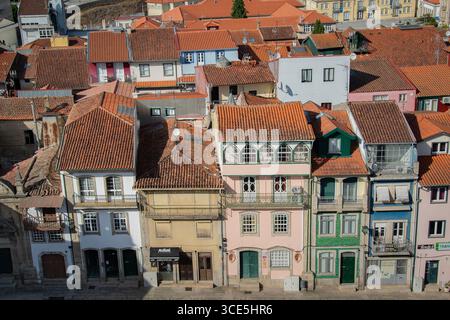 Chaves, Portugal: 13. August 2023: Luftaufnahme des historischen Zentrums von Chaves mit traditionellen Ziegeldächern, vila Real, portugal Stockfoto