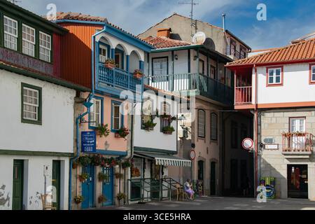 Chaves, Portugal: 13. August 2023: Traditionelle Straßen- und Apartmentgebäude im historischen Zentrum von chaves, vila Real, portugal Stockfoto