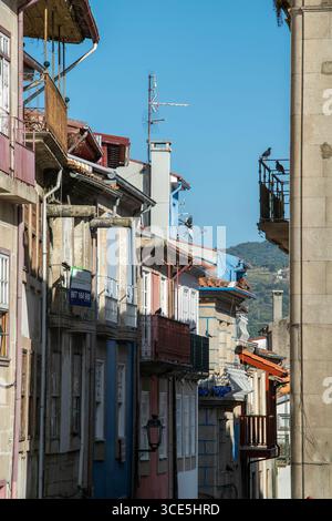 Chaves, Portugal: 13. August 2023: Ein Blick auf eine traditionelle Baugrube im historischen Zentrum von chaves, portugal Stockfoto