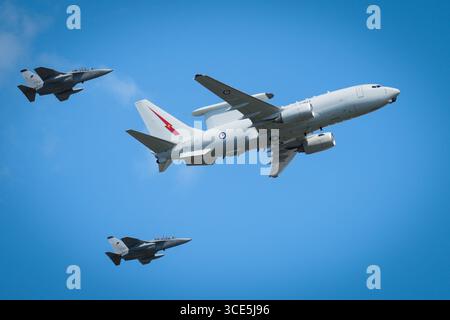 Polnische gepanzerte Fahrzeuge und Soldaten marschieren während der jährlichen Militärparade in Warschau am 15. August 2025 durch die Stadt. Teilnahme an Th Stockfoto