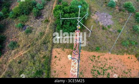 Luftaufnahme der Turmmastantennen Station im afrikanischen Busch, Telekommunikations-Antennenmast oder Mobilturm, Schleifensignalerkennung Stockfoto