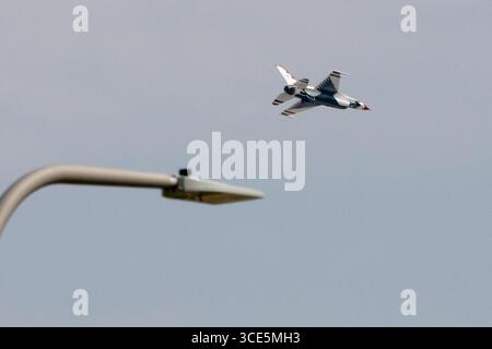 Chicago, USA. August 2025. Proberäume für die Chicago Air and Water Show sind am 15. August 2025 in der Nordseite von Chicago, Illinois, zu sehen. Die Air & Water Show wird von der Stadt Chicago präsentiert und ist die größte kostenlose Show ihrer Art in den USA. (Foto: Alexandra Buxbaum/SIPA USA) Credit: SIPA USA/Alamy Live News Stockfoto