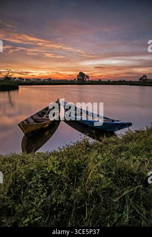 Traditionelle Holzfischboote auf einem See bei Sonnenaufgang, Tanjung Burung, Tangerang, Banten, Indonesien Stockfoto