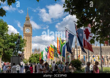 August 2025, London, England, Vereinigtes Königreich, Gedenkfeier zum VJ-Tag 80. Im Bild: Der Parlamentsplatz ist voll mit bunten Fahnen gekleidet, um zum 80. Jahrestag des VJ-Tages (Sieg in Japan) im Zweiten Weltkrieg am 15. August zu erinnern. Zu den Flaggen gehören die Flaggen des Vereinigten Königreichs und seiner konstituierenden Länder, die des Commonwealth of Nations sowie die britischen Überseegebiete und die Kronabhängigen. Stockfoto