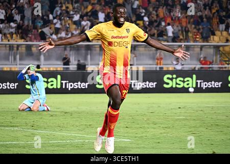 Lecce, Italien. August 2025. Kaba Mohamed (US Lecce) freut sich über das Ergebnis beim Spiel US Lecce gegen SS Juve Stabia, italienischer Fußball-Coppa Italia in Lecce, Italien, 15. August 2025 Credit: Independent Photo Agency/Alamy Live News Stockfoto