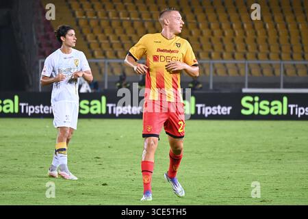 Lecce, Italien. August 2025. Francesco Camardan (US Lecce) in Aktion während US Lecce gegen SS Juve Stabia, italienischer Fußball-Coppa Italia Spiel in Lecce, Italien, 15. August 2025 Credit: Independent Photo Agency/Alamy Live News Stockfoto