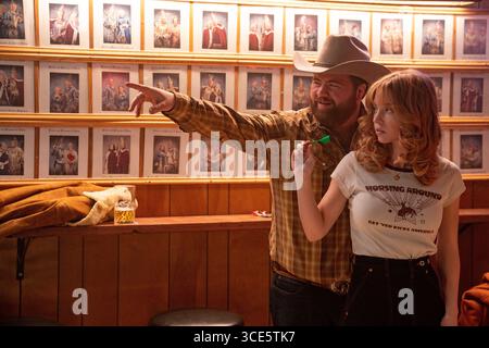 ERSCHEINUNGSDATUM: 15. August 2025 TITEL: Americana STUDIO: BRON Studios REGISSEUR: Tony Tost PLOT: Das Leben lokaler Außenseiter und Ausgestoßener verflechten sich gewaltsam, als ein seltenes Lakota Ghost Shirt auf den Schwarzmarkt in einer kleinen Stadt in South Dakota fällt. MIT PAUL WALTER HAUSER als Lefty Ledbetter, SYDNEY SWEENEY als Penny Jo. (Credit Image: © BRON Studios/Entertainment Pictures/ZUMAPRESS.com) NUR REDAKTIONELLE VERWENDUNG! Nicht für kommerzielle ZWECKE! Stockfoto