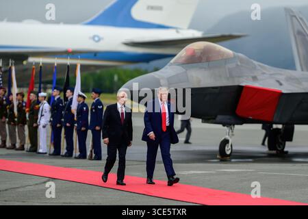 Anchorage, Vereinigte Staaten Von Amerika. August 2025. Anchorage, Vereinigte Staaten von Amerika. August 2025. US-Präsident Donald Trump, rechts, eskortiert den russischen Präsidenten Wladimir Putin, links, während der Ankunftszeremonie auf der Joint Base Elmendorf Richardson am 15. August in Anchorage, Alaska. Trump lädt Putin zu Gesprächen ein, um den russischen Krieg in der Ukraine zu beenden. Quelle: Pool Photo/White House Photo/Alamy Live News Stockfoto