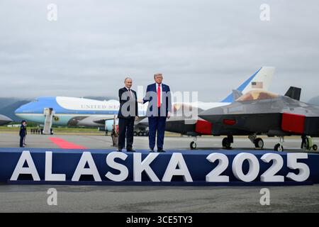 Anchorage, Vereinigte Staaten Von Amerika. August 2025. Anchorage, Vereinigte Staaten von Amerika. August 2025. US-Präsident Donald Trump, rechts, schüttelt die Hand mit dem russischen Präsidenten Wladimir Putin, links, während der Ankunftszeremonie auf der Joint Base Elmendorf Richardson am 15. August in Anchorage, Alaska. Trump lädt Putin zu Gesprächen ein, um den russischen Krieg in der Ukraine zu beenden. Quelle: Pool Photo/White House Photo/Alamy Live News Stockfoto