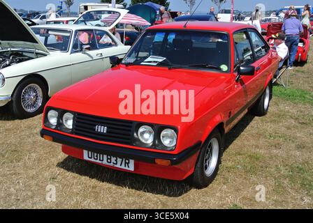 Ein Ford Escort RS 2000 aus dem Jahr 1976 parkte auf der Exmouth Oldtimer-Show in Devon, England, Großbritannien. Stockfoto