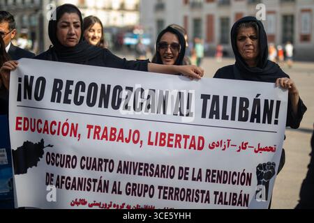 Madrid, Spanien. August 2025. Demonstranten halten ein Banner während einer Demonstration in der Puerta del Sol in Madrid für die Rechte der afghanischen Frauen. Am 15. August jährt sich der vierte Jahrestag der Eroberung Kabuls durch die Taliban, ein Ereignis, das ihre Rückkehr an die Macht in Afghanistan nach dem Abzug der US- und NATO-Truppen markiert. Seither hat sich die Lage des Landes drastisch verschlechtert, insbesondere was die Menschenrechte angeht. Quelle: SOPA Images Limited/Alamy Live News Stockfoto