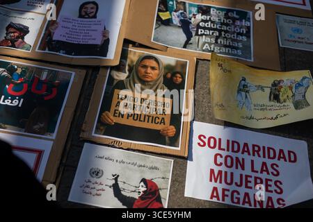 Madrid, Spanien. August 2025. Plakate mit Anti-Taliban-Botschaften liegen auf dem Boden während einer Kundgebung in der Puerta del Sol in Madrid für die Rechte der afghanischen Frauen. Am 15. August jährt sich der vierte Jahrestag der Eroberung Kabuls durch die Taliban, ein Ereignis, das ihre Rückkehr an die Macht in Afghanistan nach dem Abzug der US- und NATO-Truppen markiert. Seither hat sich die Lage des Landes drastisch verschlechtert, insbesondere was die Menschenrechte angeht. Quelle: SOPA Images Limited/Alamy Live News Stockfoto