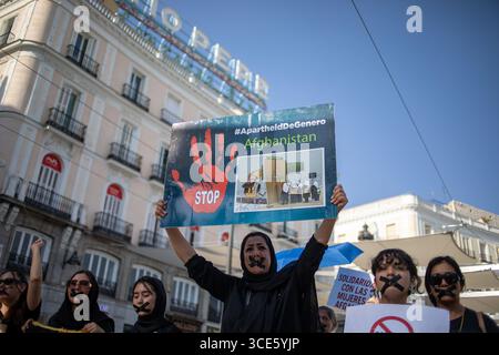 Madrid, Spanien. August 2025. Eine Frau hält ein Plakat bei einer Demonstration in der Puerta del Sol in Madrid für die Rechte der afghanischen Frauen. Am 15. August jährt sich der vierte Jahrestag der Eroberung Kabuls durch die Taliban, ein Ereignis, das ihre Rückkehr an die Macht in Afghanistan nach dem Abzug der US- und NATO-Truppen markiert. Seither hat sich die Lage des Landes drastisch verschlechtert, insbesondere was die Menschenrechte angeht. Quelle: SOPA Images Limited/Alamy Live News Stockfoto