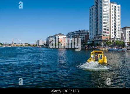 Geändert DUKW Amphibienfahrzeug aus dem Zweiten Weltkrieg von Viking Splash Tours im Grand Canal, Docklands, Dublin, Leinster, Irland Stockfoto