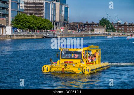 Geändert DUKW Amphibienfahrzeug aus dem Zweiten Weltkrieg von Viking Splash Tours im Grand Canal, Docklands, Dublin, Leinster, Irland Stockfoto