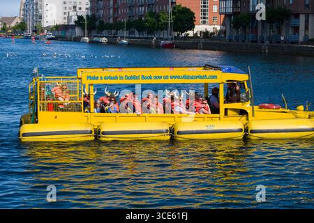 Geändert DUKW Amphibienfahrzeug aus dem Zweiten Weltkrieg von Viking Splash Tours im Grand Canal, Docklands, Dublin, Leinster, Irland Stockfoto