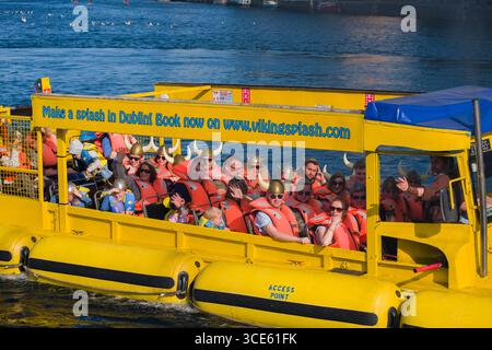 Geändert DUKW Amphibienfahrzeug aus dem Zweiten Weltkrieg von Viking Splash Tours im Grand Canal, Docklands, Dublin, Leinster, Irland Stockfoto