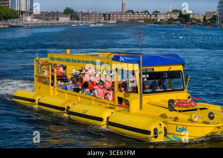 Geändert DUKW Amphibienfahrzeug aus dem Zweiten Weltkrieg von Viking Splash Tours im Grand Canal, Docklands, Dublin, Leinster, Irland Stockfoto