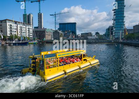 Geändert DUKW Amphibienfahrzeug aus dem Zweiten Weltkrieg von Viking Splash Tours im Grand Canal, Docklands, Dublin, Leinster, Irland Stockfoto