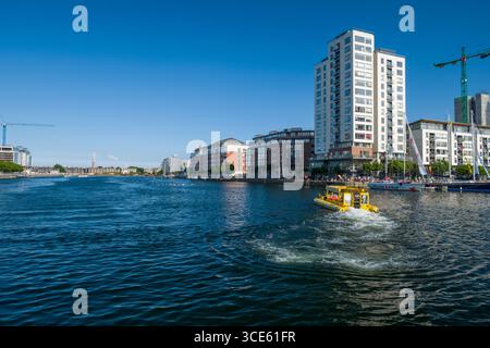Geändert DUKW Amphibienfahrzeug aus dem Zweiten Weltkrieg von Viking Splash Tours im Grand Canal, Docklands, Dublin, Leinster, Irland Stockfoto
