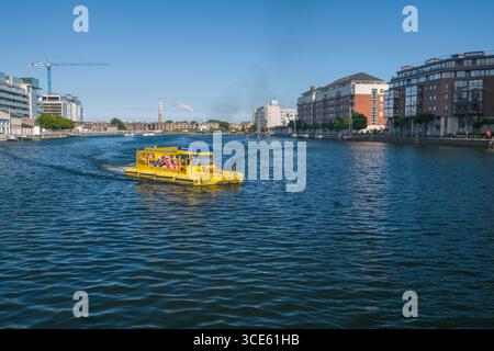 Geändert DUKW Amphibienfahrzeug aus dem Zweiten Weltkrieg von Viking Splash Tours im Grand Canal, Docklands, Dublin, Leinster, Irland Stockfoto